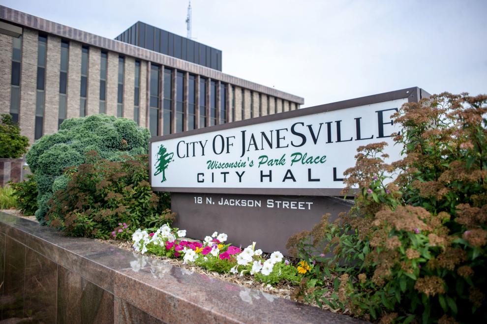 Famous Dave's or Raising Cane's? Janesville Plan Commission will hear plans for new chicken restaurant